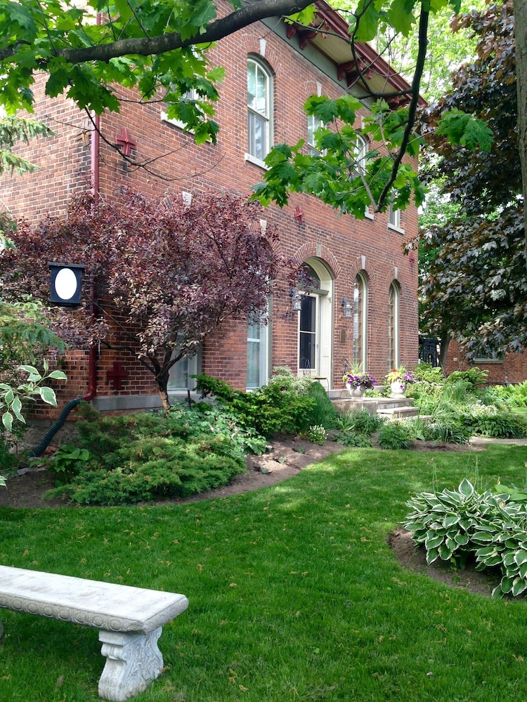 The Reeve Bed and Breakfast — 4-Star Luxury Hotel in Toronto, Canada