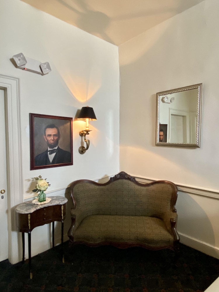 Inn at Lincoln Square - photo 35