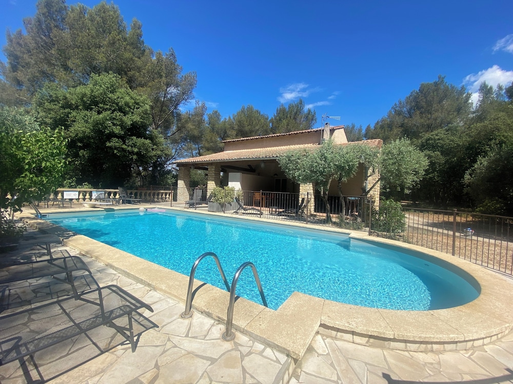 Le Domaine d'Alèzen — hotel in Grans