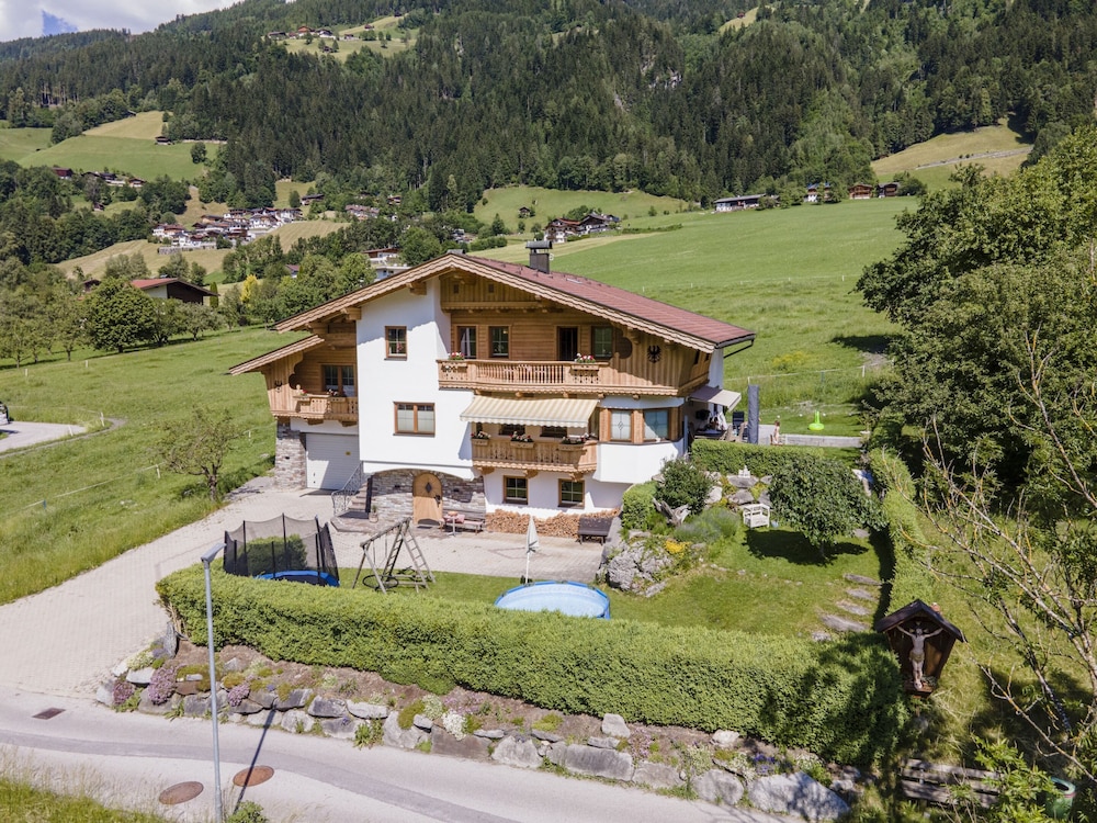 Exclusive apartment with garden and whirlpool — 4-Star Luxury Hotel in Ramsau, Austria
