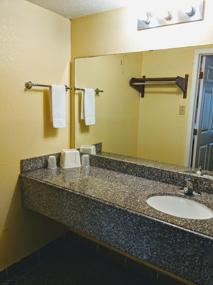 Lake Houma Inn - photo 8