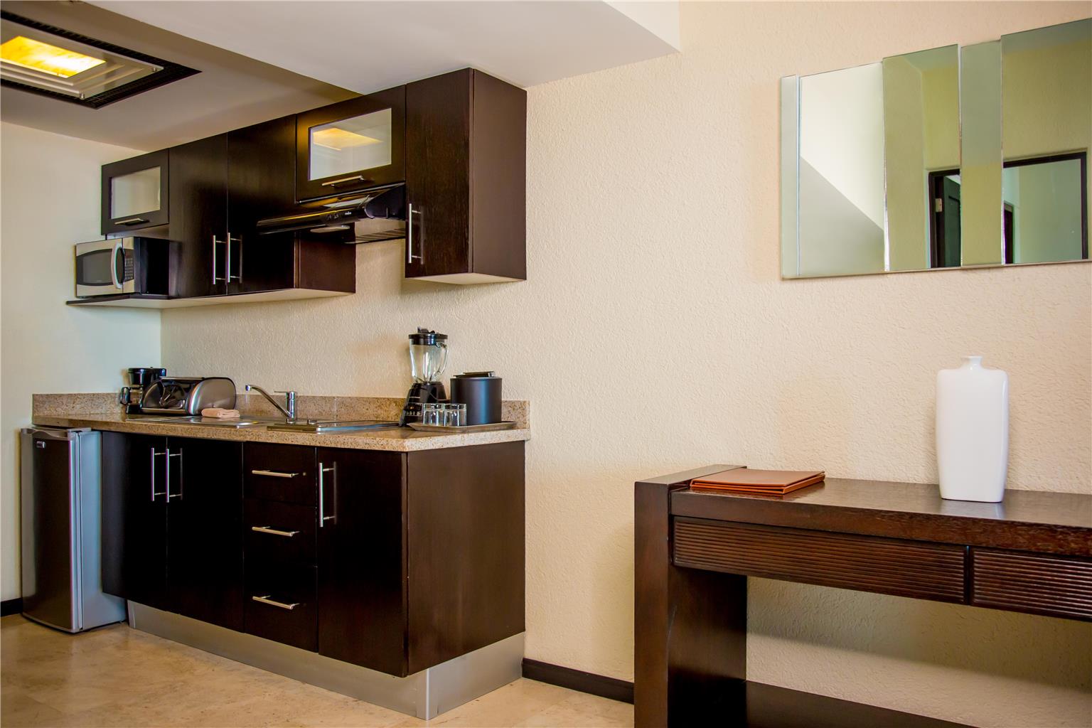 EXECUTIVE SUITE KING BED C