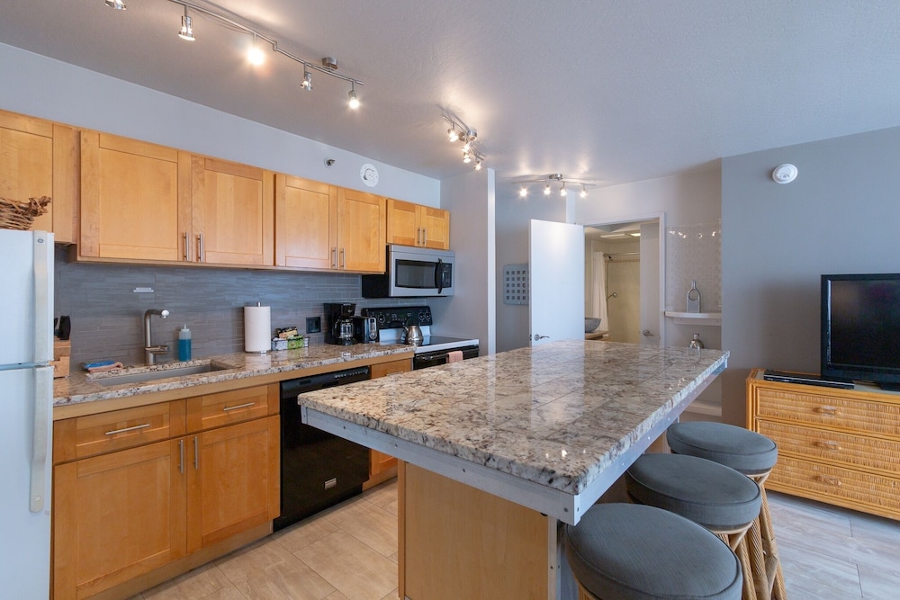 High Level Waikiki Condo Enjoy Ocean Views From Your Private Lanai by Koko Resort Vacation Rentals - photo 8