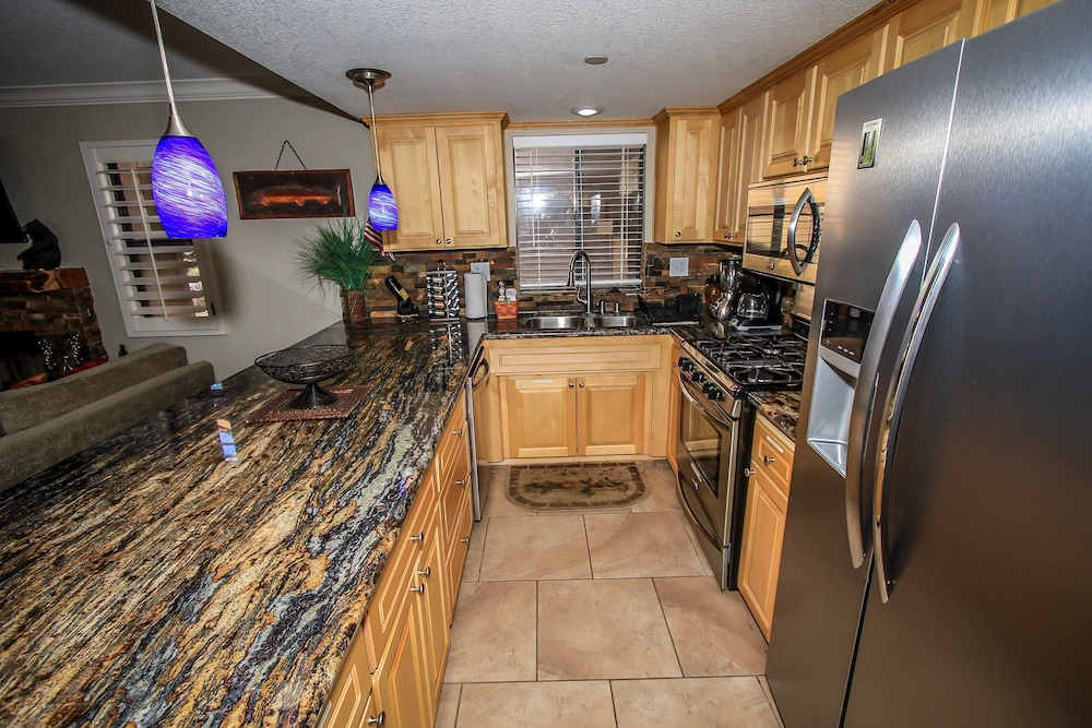 Summit Getaway Condo Affordable and ideally located Wood burning fireplace Walk to Ski Resort - photo 12
