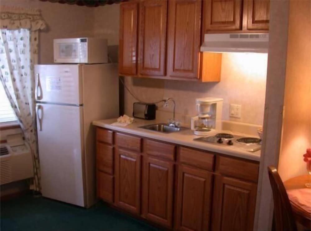 Townhouse Inn & Suites - photo 16
