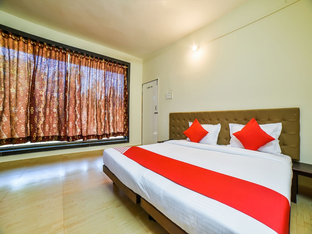 OYO 28139 Hotel Empire — hotel near Manohar International Airport