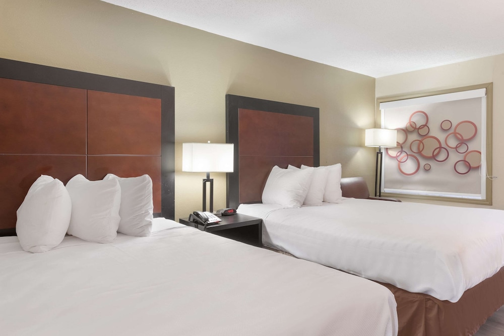 Clarion Pointe Independence Kansas City - photo 7