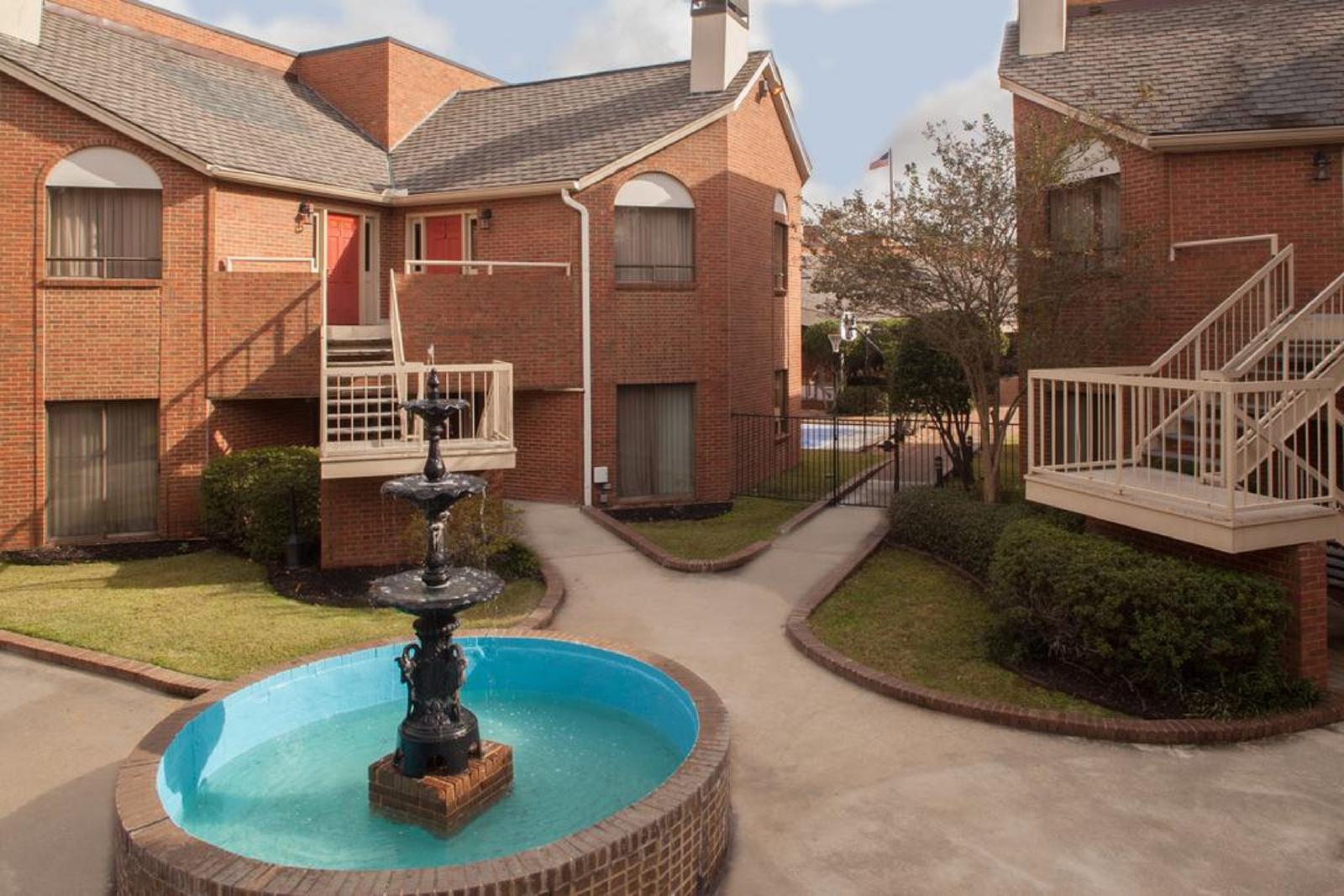 Cloverleaf Suites - photo 5