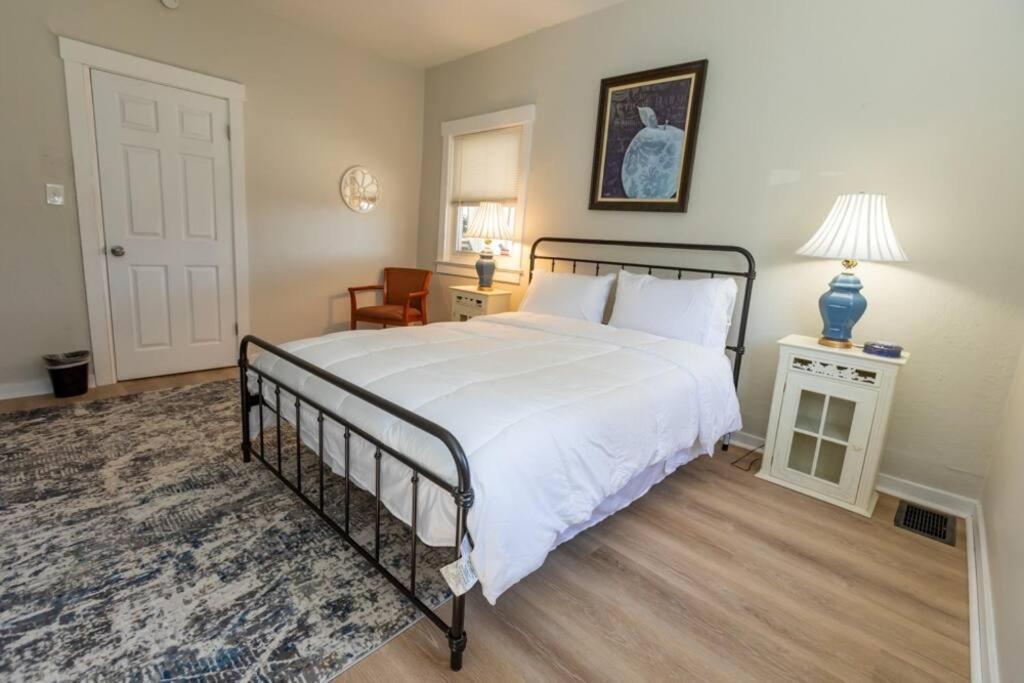 Updated & Comfy Bungalow with Parking Easy Access — 4-Star Luxury Hotel in Pittsburgh, United States