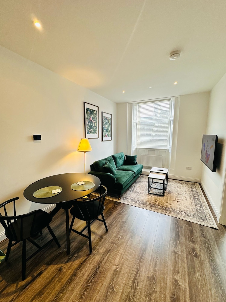 Barnet House Serviced Apartments — 4-Star Luxury Hotel in Dunfermline, United Kingdom
