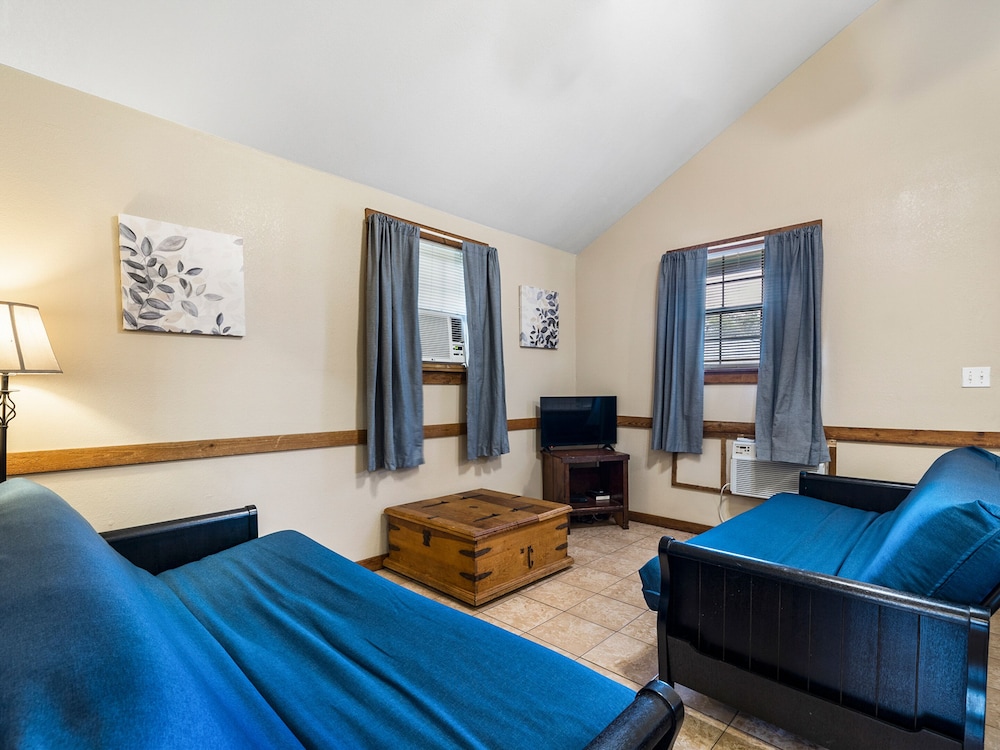 The Claire Hotel - photo 36