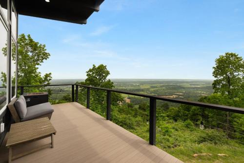 Modern Escape w Mountain Views Fire Pit & Swing — hotel in Martinsburg