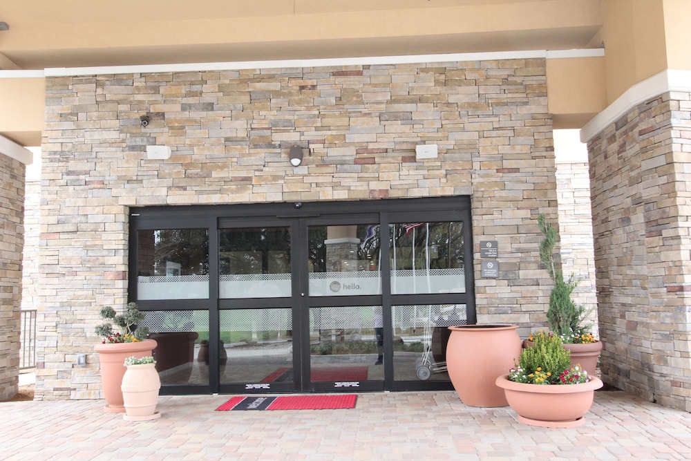 Hampton Inn & Suites Dallas Market Center - photo 69