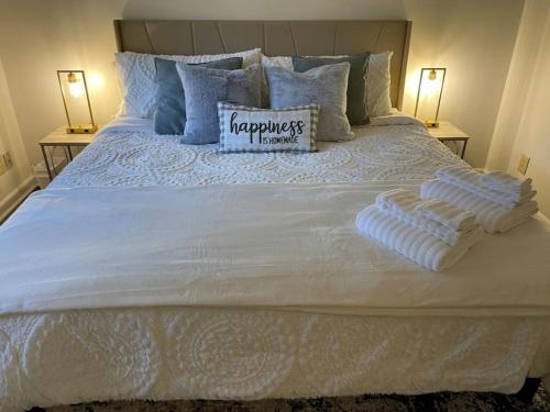 NEW King Beds 86 inch RokuTV and Massage at the Comfort Haven — 4-Star Luxury Hotel in Commerce, United States