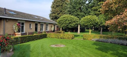 Wellness bungalow met privésauna en hot tub Glamping aan de Maas — 4-Star Luxury Hotel in Kessel, Netherlands