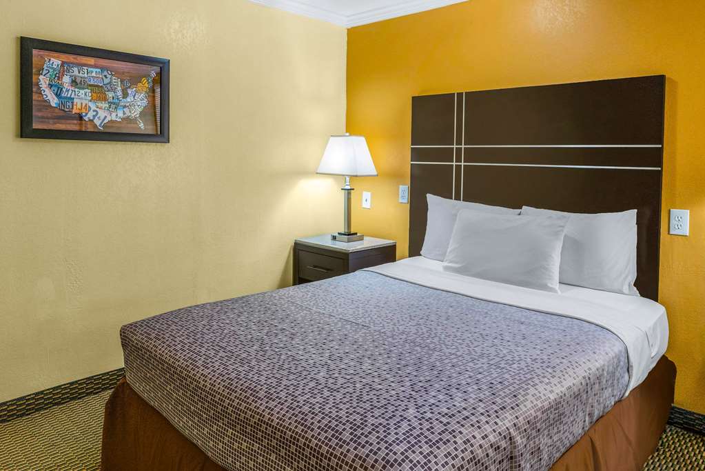 Econo Lodge Beach and Boardwalk - photo 7