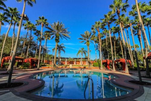 Solana Resort Luxe Villa All Day Sun Pool Deck and Spa — 4-Star Luxury Hotel in Davenport, United States