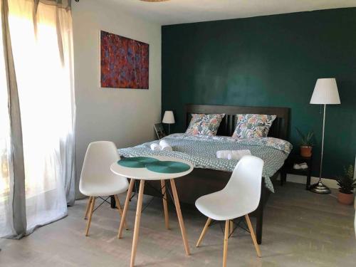 Cozy Studio with Balcony And Free Parking in Aix-En-Provence, France