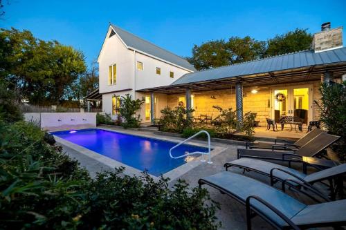 Spacious Family Retreat Private Pool Ping Pong — 4-Star Luxury Hotel in Fredericksburg, United States