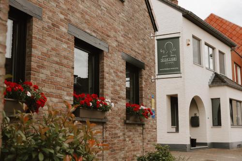 Bij de secretaris in Unknown City, Belgium