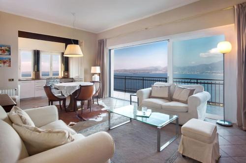 Villetta Olivi Vista mozzafiato — 4-Star Luxury Hotel in Torri Del Benaco, Italy