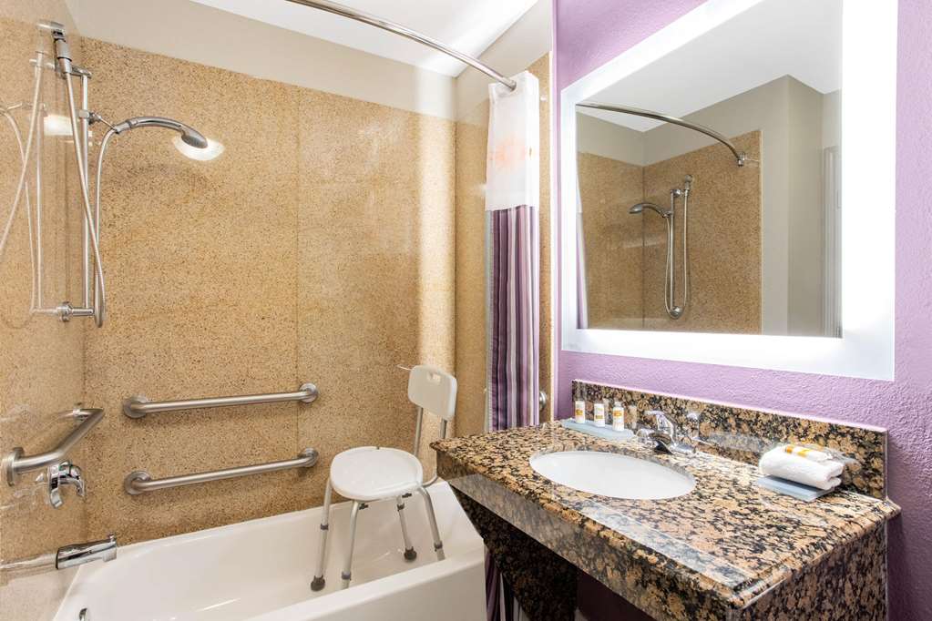 La Quinta Inn & Suites by Wyndham Hillsboro - photo 17