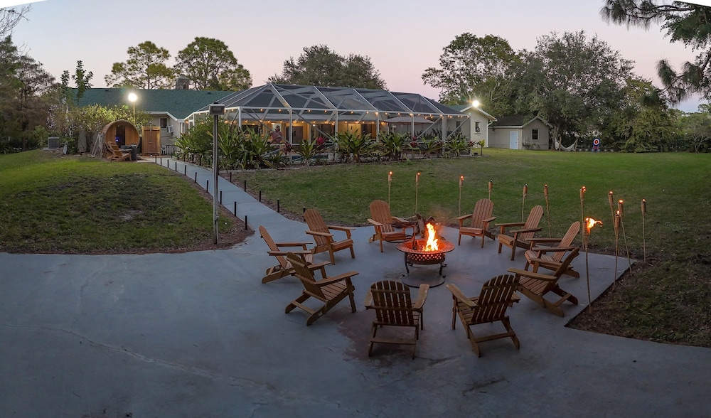 Luxury 5BR 17 Beds Retreat Pool Spa Sauna — 4-Star Luxury Hotel in West Palm Beach, United States