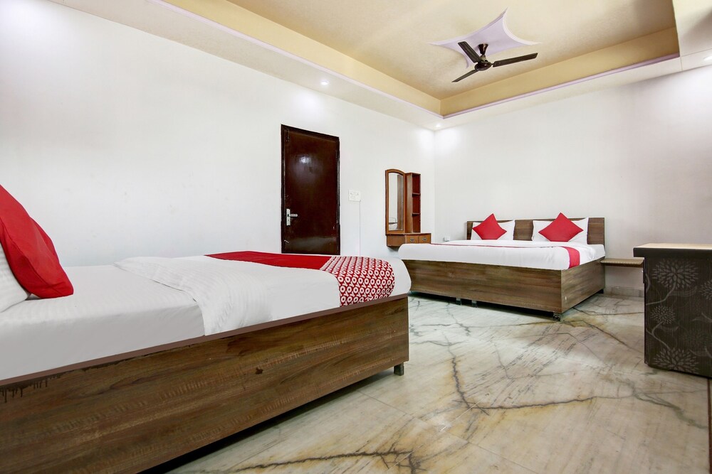 Capital O 1796 Grand Hotel in Agra, India