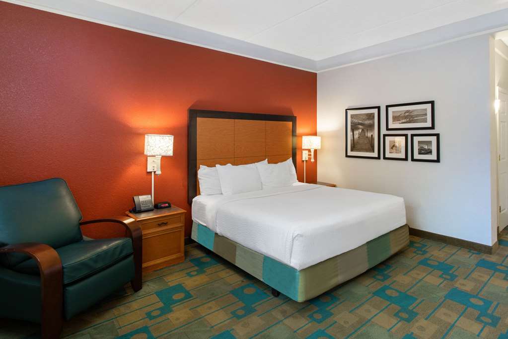 La Quinta Inn & Suites by Wyndham Jacksonville Butler Blvd - photo 17