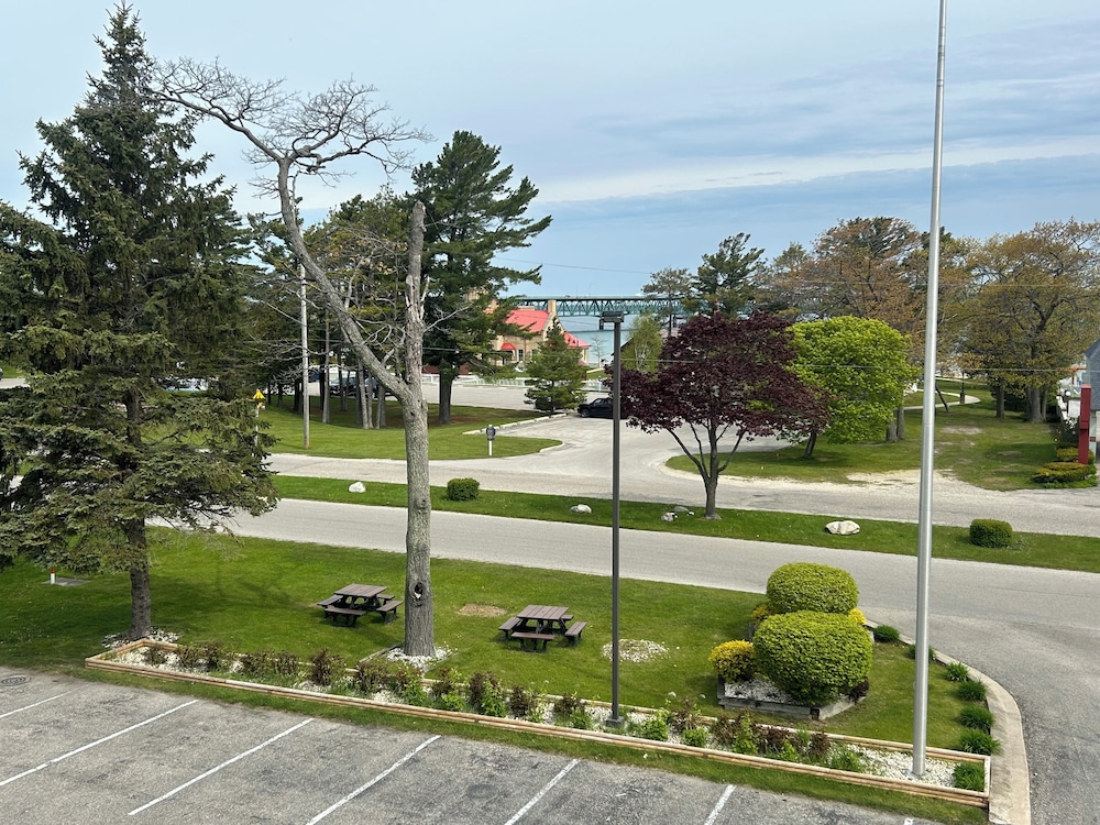 Super 8 by Wyndham Bridgeview of Mackinaw City - photo 34