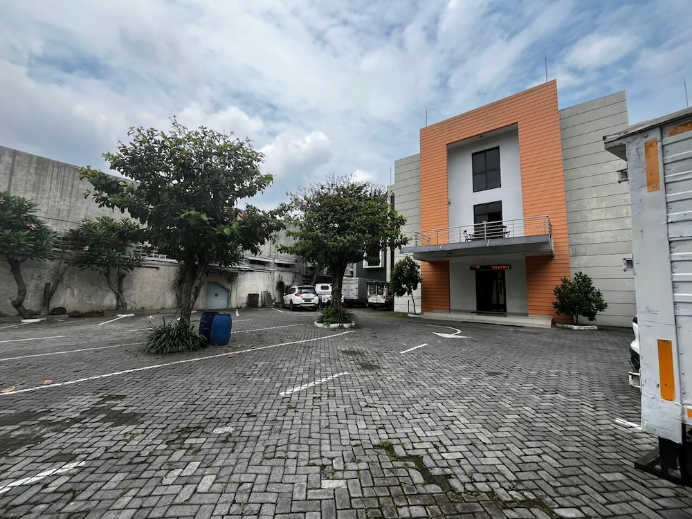 Oyo 94442 Jebres Inn — Surakarta