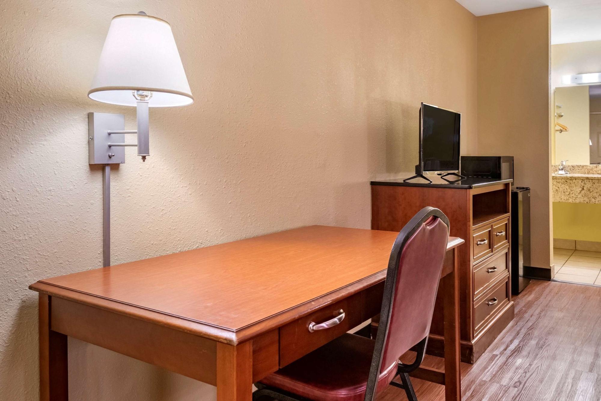 Econo Lodge Inn & Suites Maingate Central - photo 20