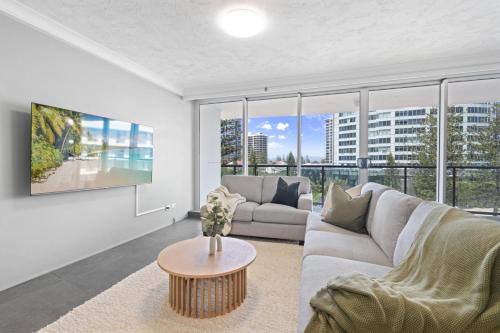 The Peninsula Modern Beach Front 2BDR with Parking Pool & Tennis — 4-Star Luxury Hotel in Gold Coast, Australia