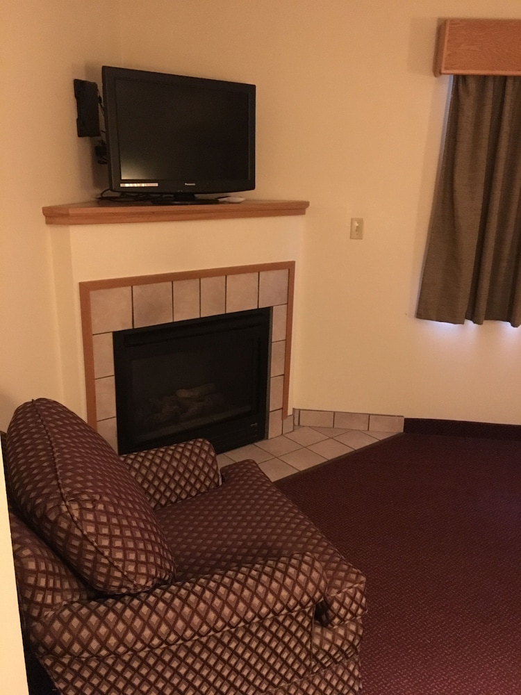 Moose Lake Lodge & Suites - photo 11