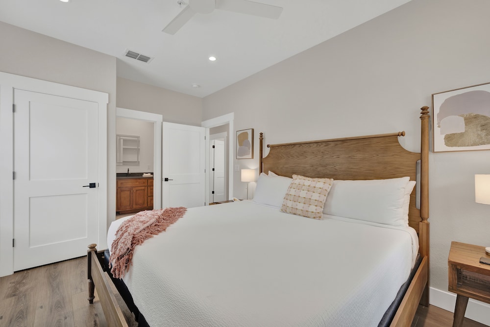 The Grove D With Hot Tub & King Beds Walk to Main - photo 3