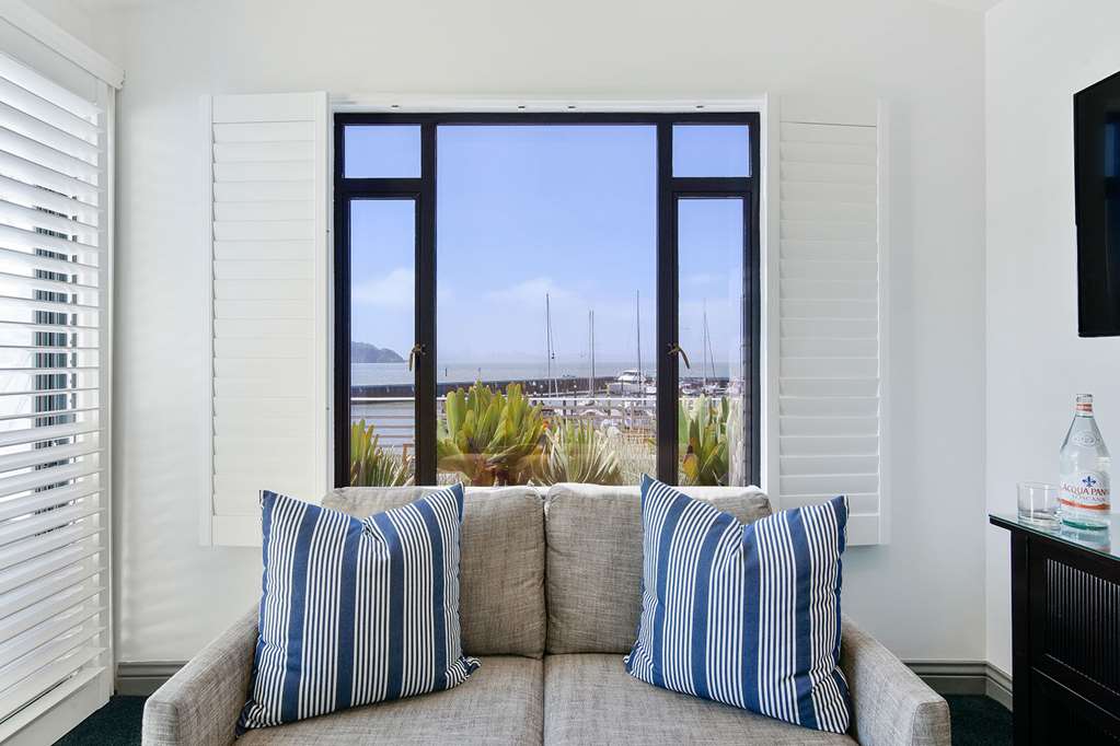 Waters Edge Hotel - photo 14