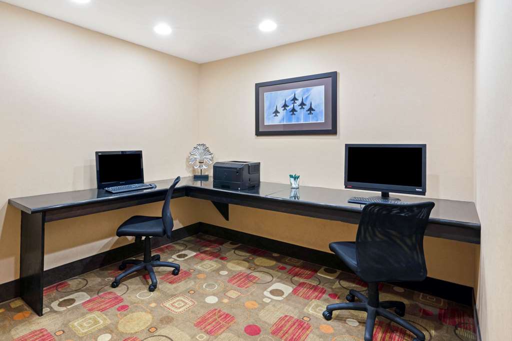 La Quinta Inn & Suites by Wyndham Stillwater University Area - photo 29