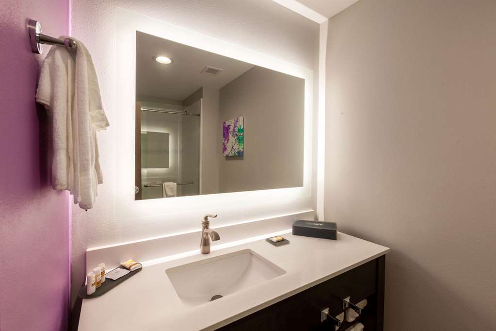 La Quinta Inn & Suites by Wyndham Lafayette Oil Center - photo 25