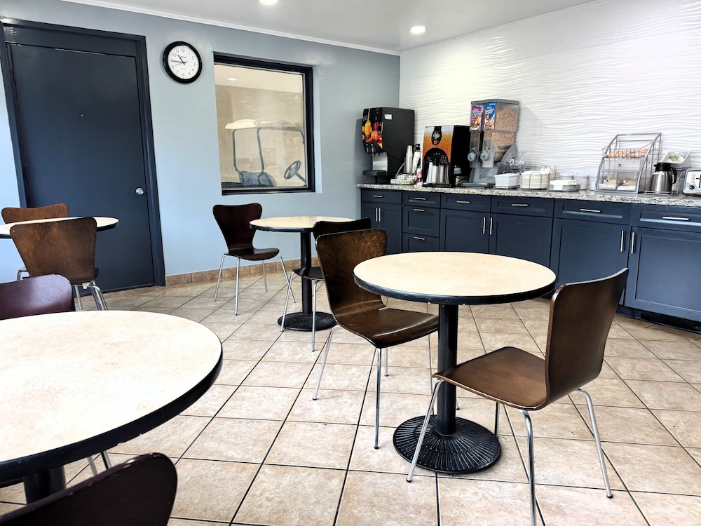Super 8 by Wyndham Tupelo Airport - photo 29