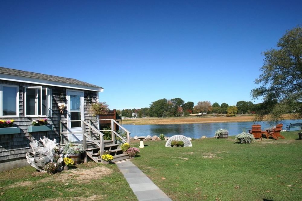 Shea's Riverside Inn & Motel — hotel in Essex