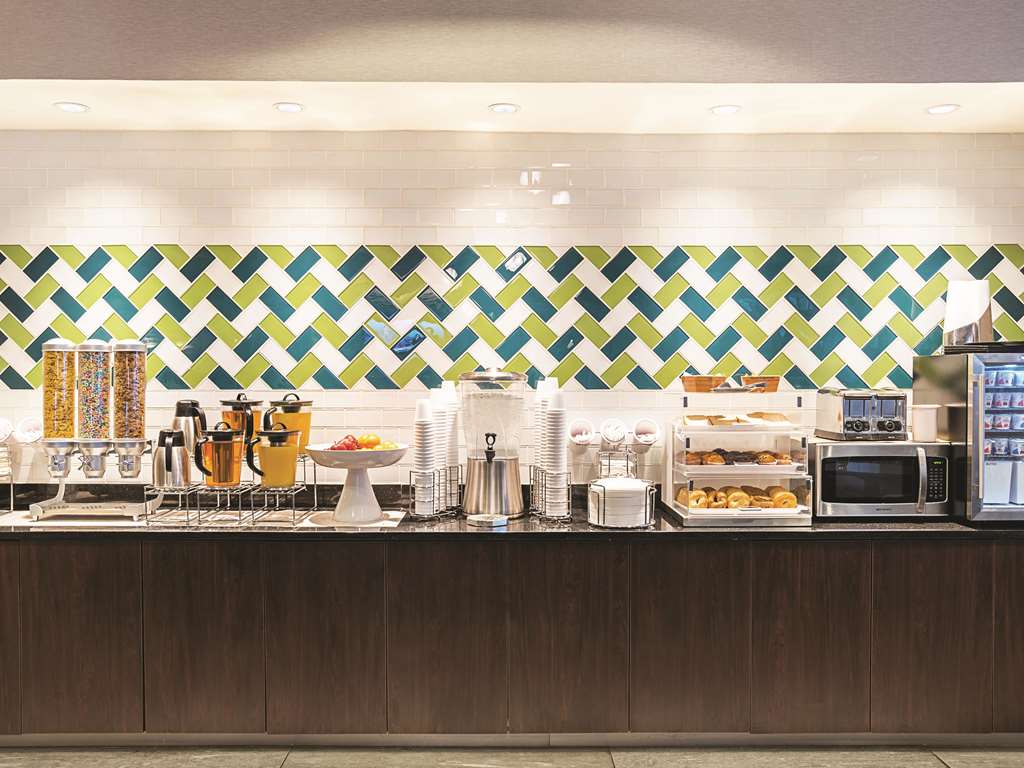 La Quinta Inn & Suites by Wyndham Phoenix Chandler - photo 43