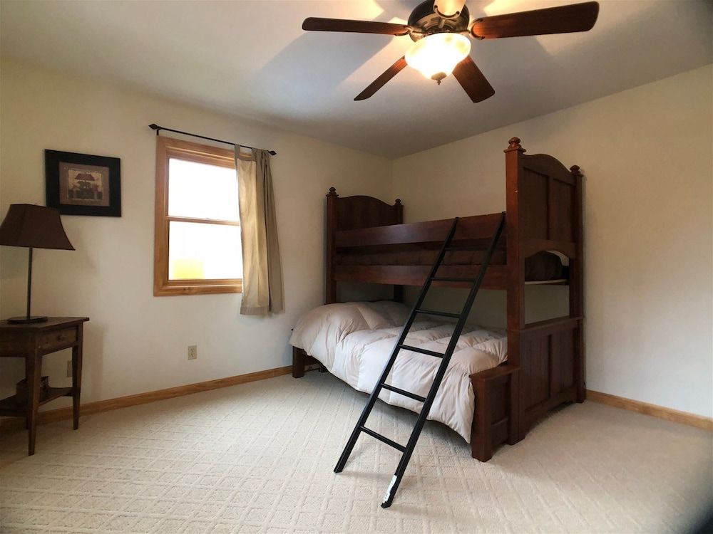 Yeti`s Den — 4-Star Luxury Hotel in Davis, United States