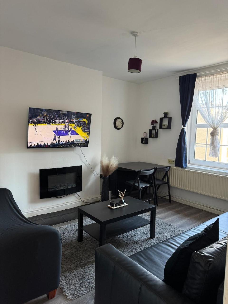 Modern Flat Overlooking Shoreditch - last minute hotel in London