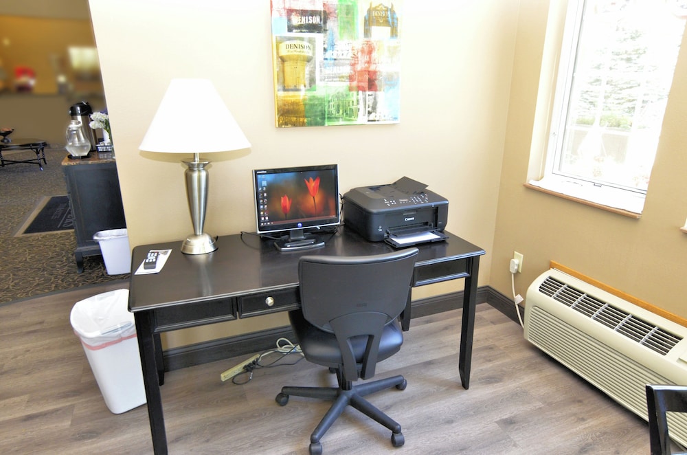 Cobblestone Inn & Suites Denison Majestic Hills - photo 67