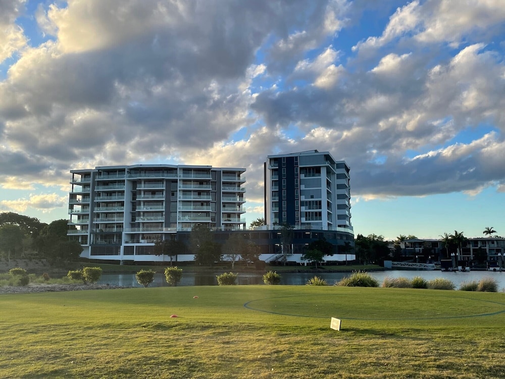Signature Waterfront Apartments — 4-Star Luxury Hotel in Merrimac, Australia