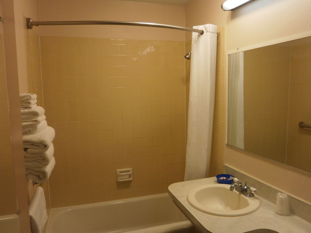 Richmond Inn & Suites - photo 19