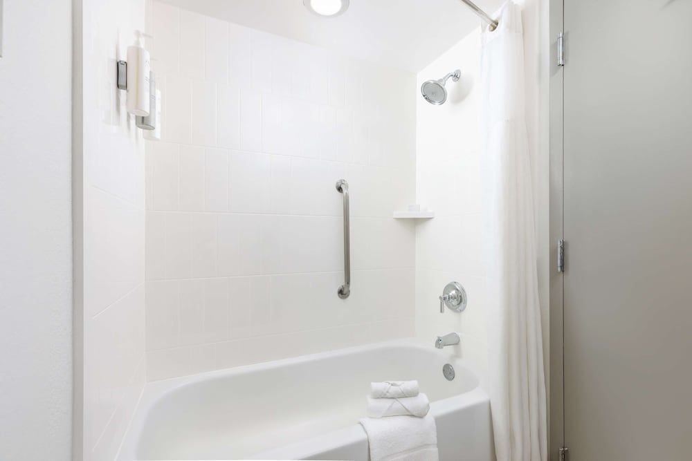 Hampton Inn Naples Central - photo 21