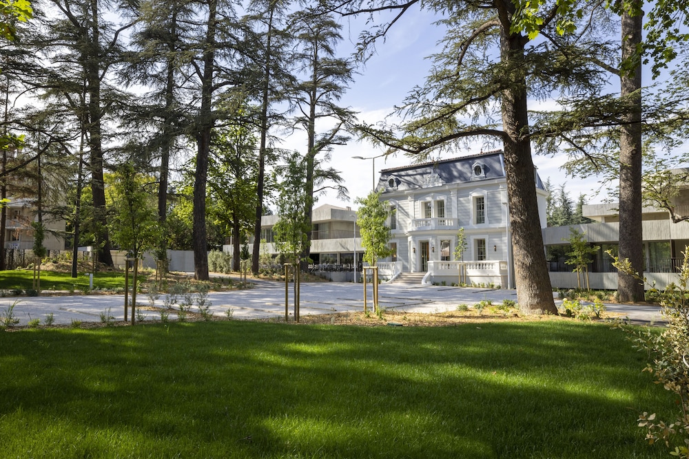 Villa Castellane — 4-Star Luxury Hotel in Greoux-Les-Bains, France