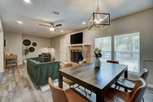 4BR Beauty w Game Room Lake Hefner Hideaway pet-friendly hotel The Village