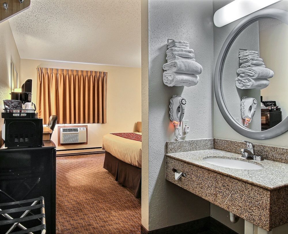 Econo Lodge Sioux Falls Empire Mall - photo 13